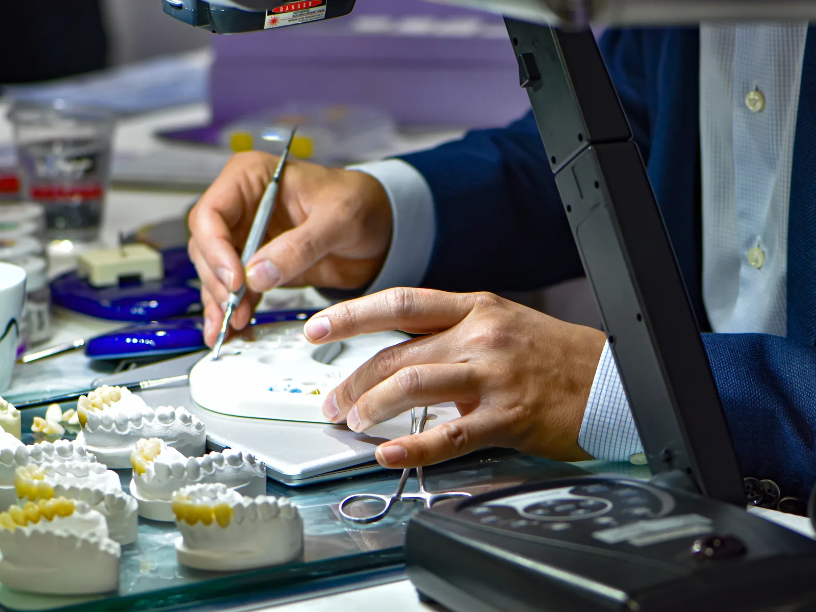 Wykonanie korony pełnoceramicznej w pracowni techniki dentystycznej